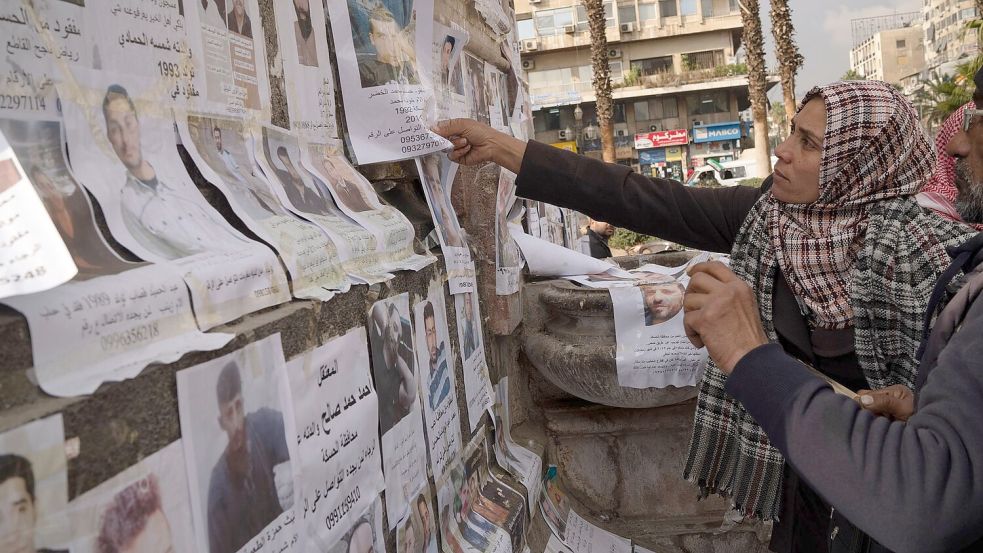 In Damaskus suchen Menschen auf Anschlagtafeln nach Angehörigen, die unter dem gestürzten Machthaber Assad in Gefängnissen und Folterkellern verschwunden sind. Foto: Leo Correa/AP/dpa