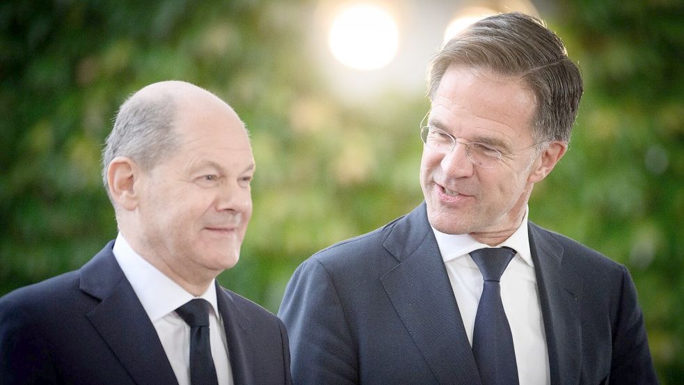 Die zuweilen scharfe Kritik an der Ukraine-Politik von Olaf Scholz (l) hält Rutte für ungerechtfertigt. (Archivbild) Foto: Bernd von Jutrczenka/dpa