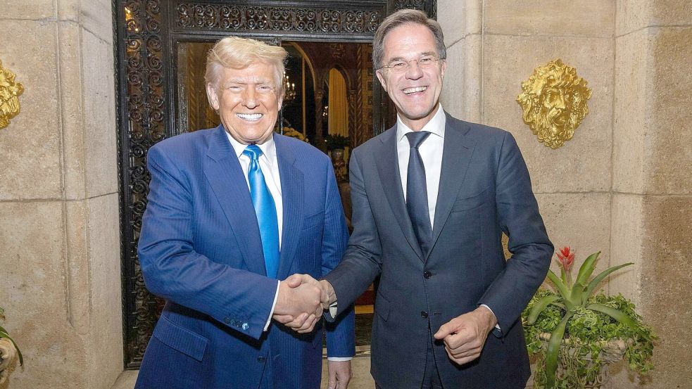 „Er wird wollen, dass wir mehr tun“, sagte Rutte (r) zu möglichen künftigen Forderungen von Donald Trump. (Archivbild) Foto: Erik Luntang/Nato/dpa