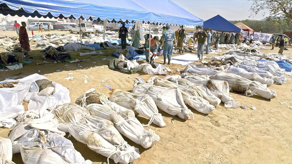 Allein in Thailand kamen mehr als 5400 Menschen durch die Flutwelle ums Leben. (Archivbild) Foto: epa Rungroj Yongrit/epa/dpa