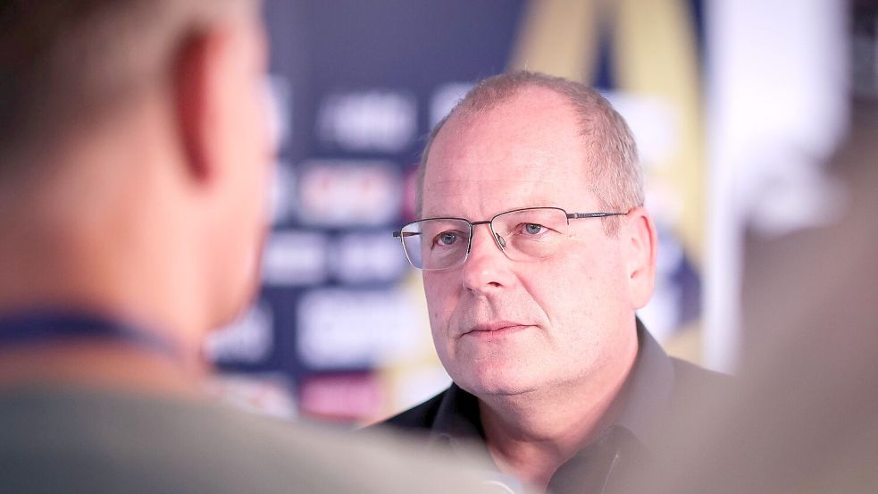 Magdeburgs Manager Marc-Henrik Schmedt beantragte die Spielverlegung. Foto: Ronny Hartmann/dpa