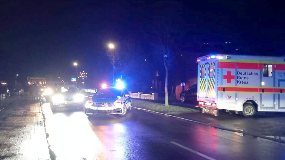 Auf der Kirchstraße in Langholt hat es am Sonntag einen schweren Unfall gegeben. Foto: Scherzer