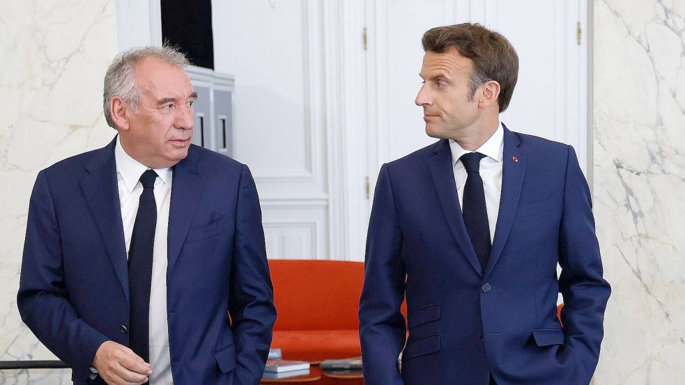 Setzt auf bekannte Köpfe: Regierungschef François Bayrou, hier mit Präsident Emmanuel Macron (Archivbild). Foto: Ludovic Marin/AFP POOL/AP/dpa