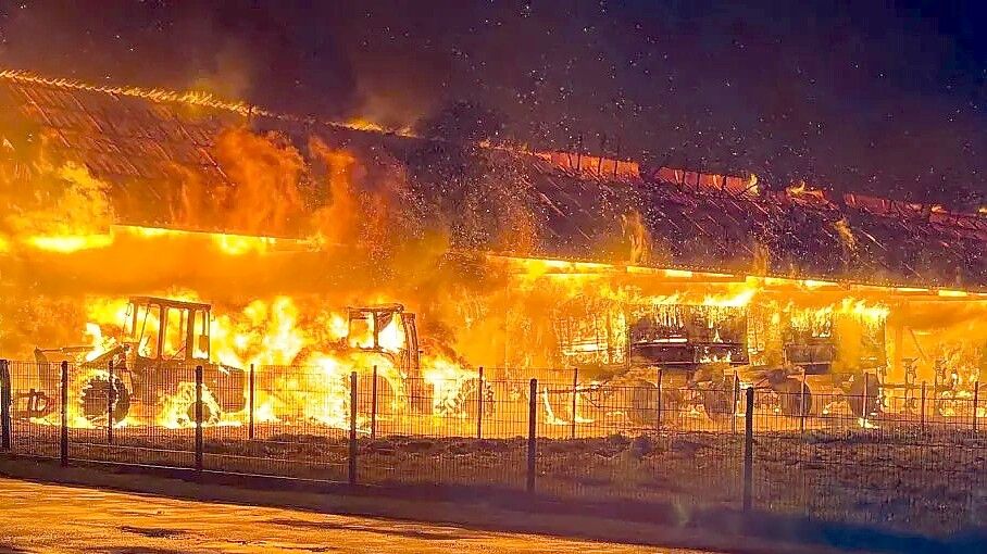 Die Lagerhalle wurde von den Flammen völlig zerstört. Fotos: SG Werlte/Feuerwehr