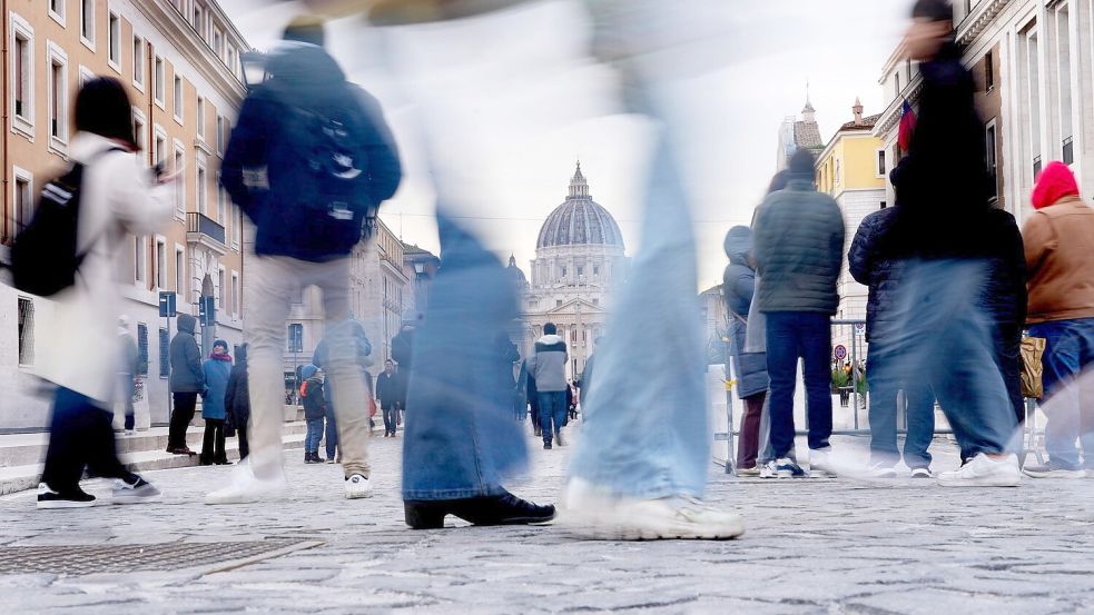 Mehr als 30 Millionen Besucher und Pilger werden für das Heilige Jahr 2025, auch Jubeljahr genannt, in der Ewigen Stadt erwartet. Foto: Gregorio Borgia/AP/dpa