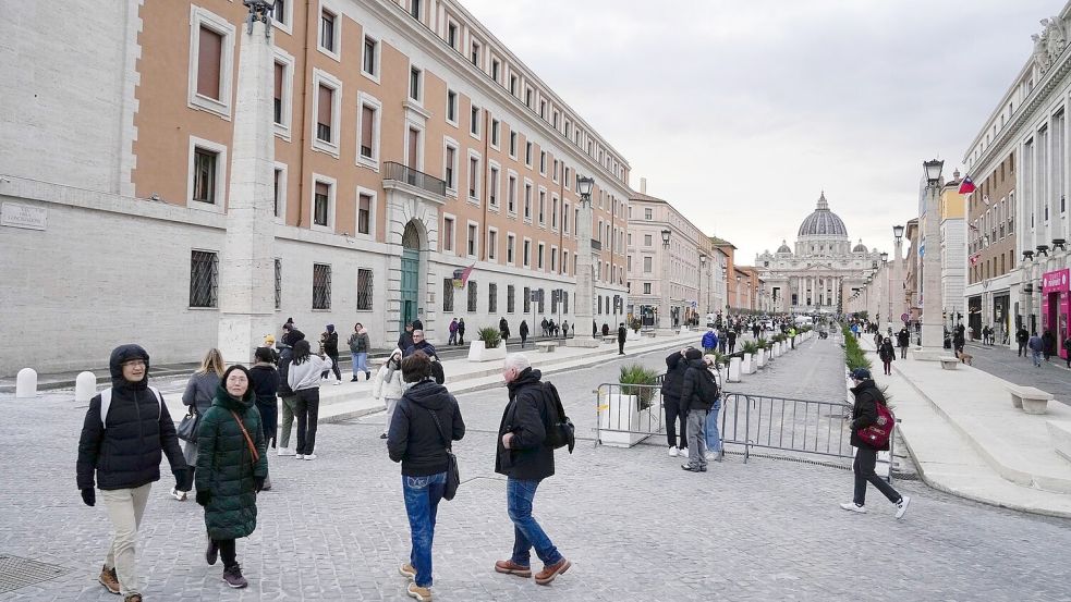 Vorher eine vielbefahrene Straße, nun eine Fußgängerzone. Foto: Gregorio Borgia/AP/dpa