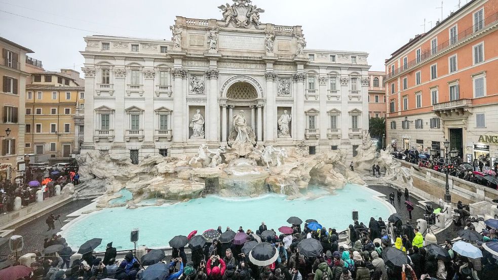 Der Trevi-Brunnen erstrahlt in neuem Glanz. Foto: Andrew Medichini/AP/dpa