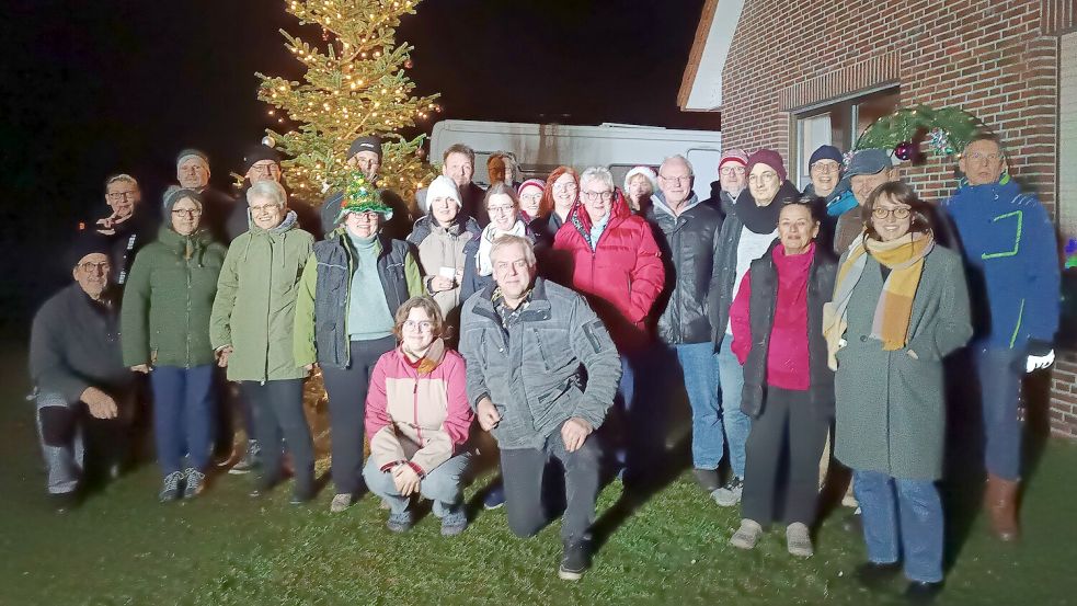 Einen Tag vor Heiligabend feierte die Nachbarschaft der Straße "Am Deich" in Ostrhauderfehn gemeinsam mit Glühwein, Bratwurst und Punsch. Fotos: Scherzer