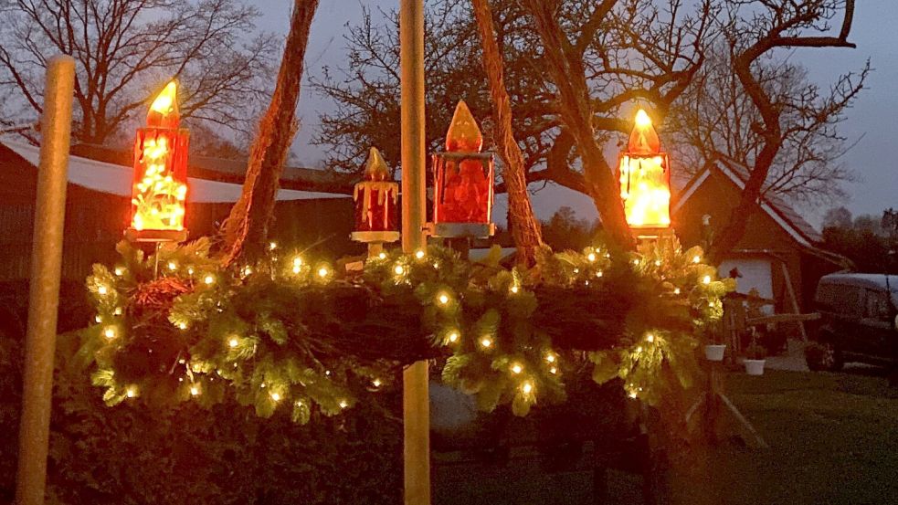 2017 wurde von der Nachbarschaftsgruppe des Buchweizenkamps gegenüber der Tanne eine überdachte Sitzecke errichtet und in 2022 wurde neben der Sitzecke zur Weihnachtszeit noch ein Adventskranz dekoriert. Foto: Ammermann