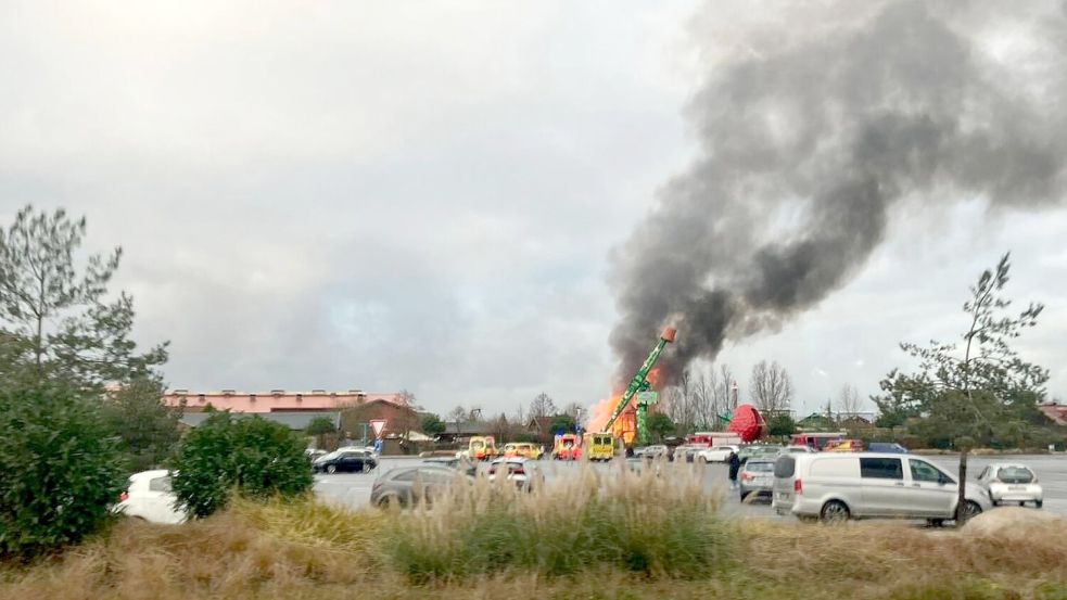 Ein Brand an einem Fahrgeschäft in „Karls Erlebnis-Dorf“ hat zu einem Millionenschaden geführt. Foto: Cindy Riechau/dpa