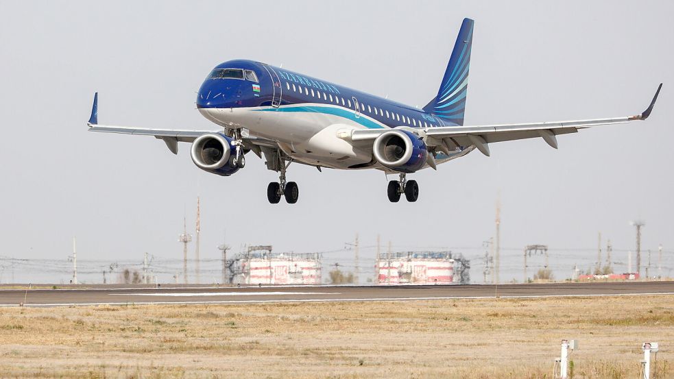 Ein Flugzeug der „Azerbaijan Airlines“ ist abgestürzt. Foto: IMAGO/TASS/Dmitry Rogulin