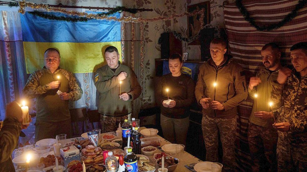 An Weihnachten zielt Russland mit seinen Angriffen auf die Energieversorgung der Ukraine. Foto: Evgeniy Maloletka/AP/dpa