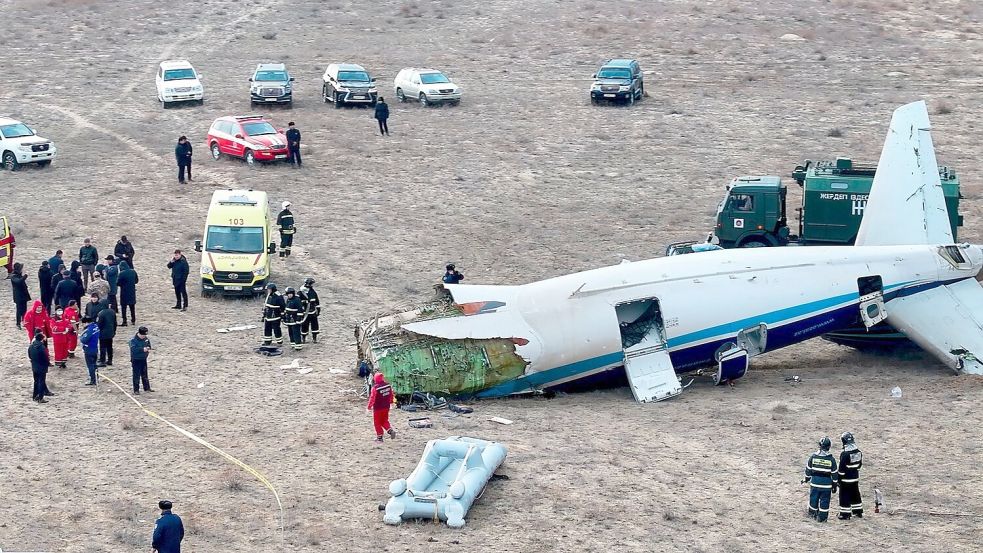 Das Wrack der Embraer 190. Foto: Azamat Sarsenbayev/AP/dpa