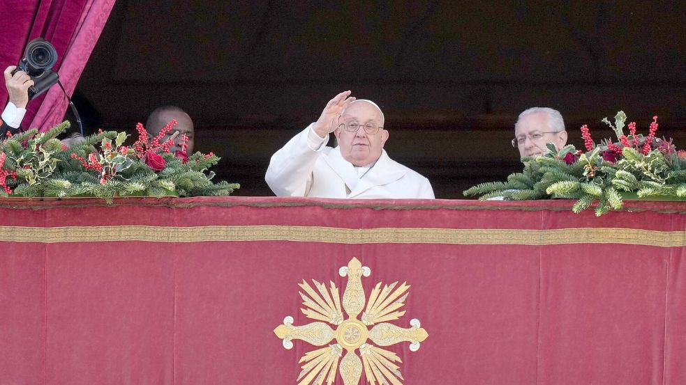 Vor zahlreichen Gläubigen spricht der Papst seine Weihnachtsbotschaft. Foto: Andrew Medichini/AP/dpa