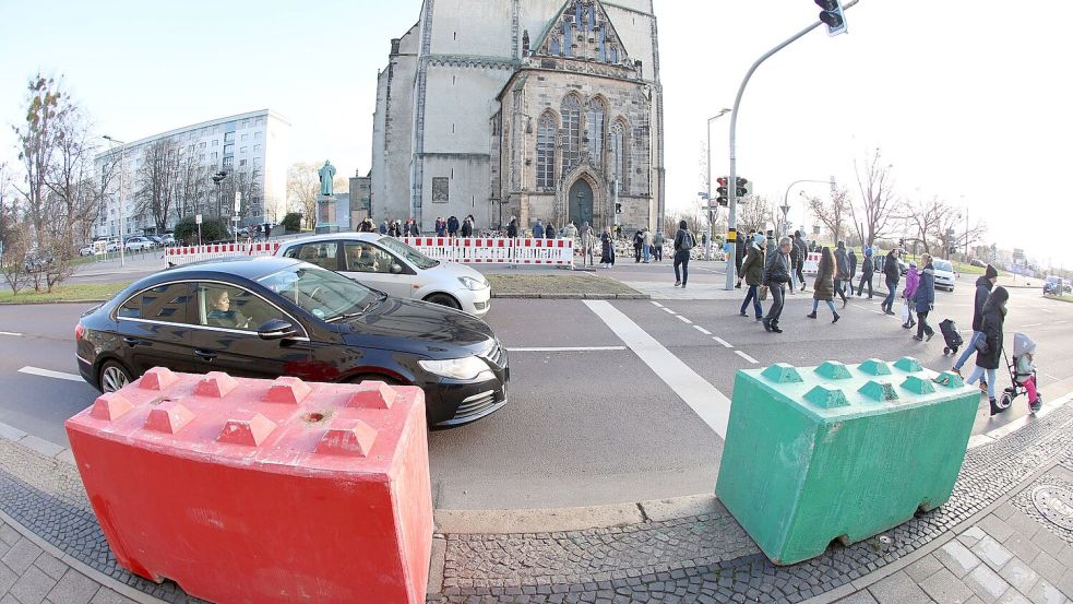 Das Sicherheitskonzept für den Weihnachtsmarkt und die polizeiliche Einsatzkonzeption stehen im Fokus. (Archivbild) Foto: Matthias Bein/dpa