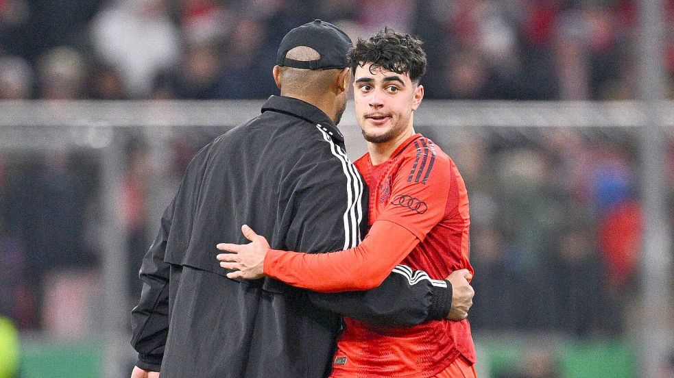 Wieder voll einsatzfähig: Bayerns Aleksandar Pavlovic (r), der von Trainer Kompany eine hohe Meinung hat. Foto: Tom Weller/dpa