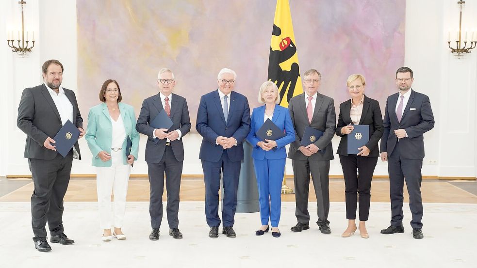 Im Mai 2022 ernannte Bundespräsident Frank-Walter Steinmeier in Anwesenheit des damaligen Bundesjustizministers, Marco Buschmann (FDP), Malte Spitz (l-r), Kerstin Müller, Lutz Goebel, Gudrun Grieser, Reinhard Göhner und Andrea Wicklein als neue Mitglieder des Nationalen Normenkontrollrates. Foto: Joerg Carstensen/dpa