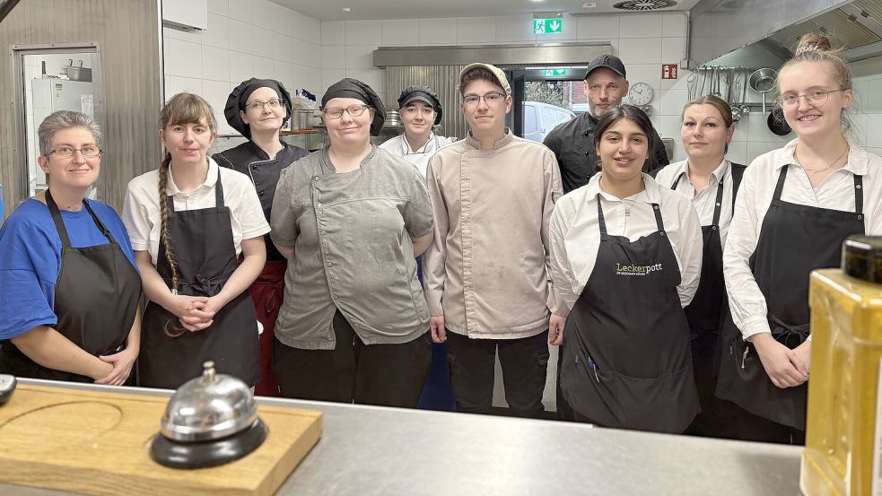 Ein Teil des Teams vom Restaurant Leckerpott. Ines Kordes (Dritte von links) ist die Küchenchefin. Fotos: Hanssen