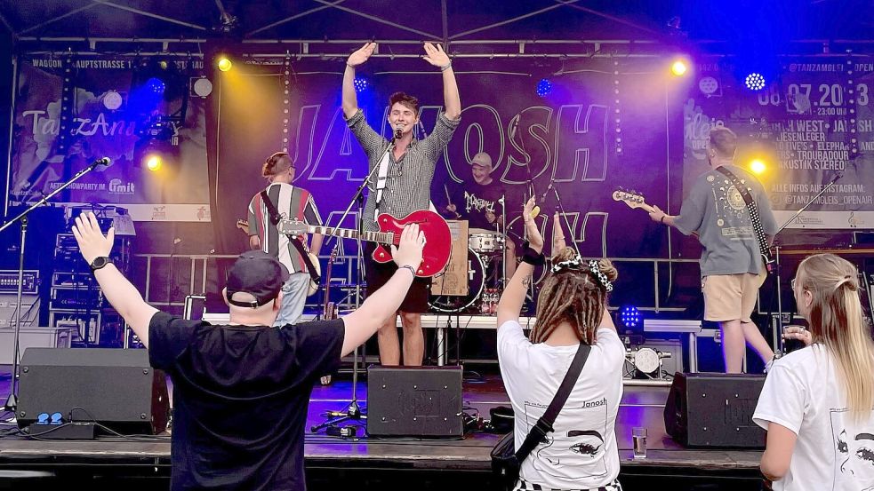 Die Musik war gut bei der „Tanz am Gleis“-Premiere 2023. Hier steht der Hauptact Janosh aus Emden mit Leadsänger Florian Roelfs auf der Bühne hinter dem Jugendcafé Waggon in Ostrhauderfehn. Doch das Publikum hätte mehr sein können. Foto: Hinderks