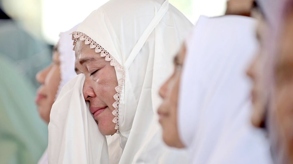 In Banda Aceh trauerten zahlreiche Menschen um die Toten der Katastrophe vor 20 Jahren. Foto: Reza Saifullah/AP/dpa