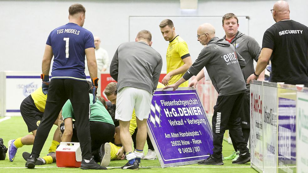 Eine Bande fungierte kurzerhand als Trage, als sich ein Middels-Spieler verletzt hatte. Torwart Henning Corell (links) wurde nach Mitternacht zum Middelser Helden des Tages. Fotos: Doden, Emden