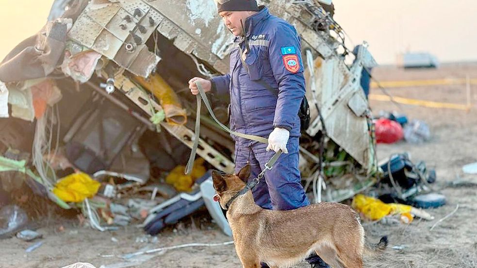 Die Suche nach der Absturzursache läuft. Foto: Uncredited/Kazakhstan’s Emergency Ministry/AP/dpa