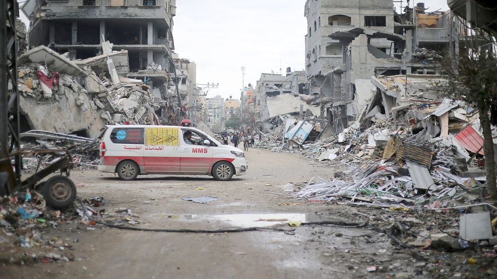 Ein Krankenwagen fährt an Trümmern zerstörter Gebäude in Beit Lahia vorbei. (Archivbild) Foto: Mohammed Alaswad/APA Images via ZUMA Press Wire/dpa