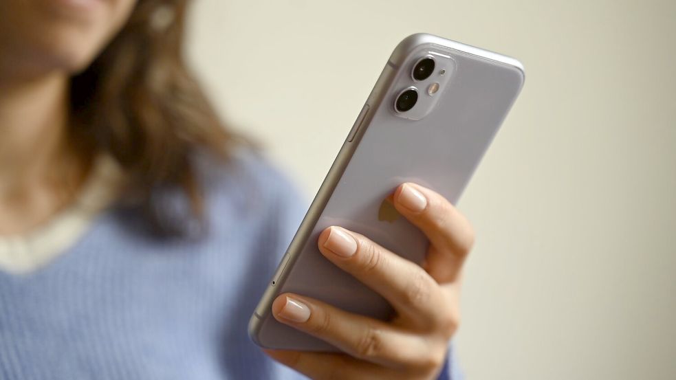 Laut einer repräsentativen Umfrage nehmen sich immer mehr Menschen vor, weniger Zeit am Handy zu verbringen. (Symbolbild) Foto: Helena Dolderer/dpa/dpa-tmn