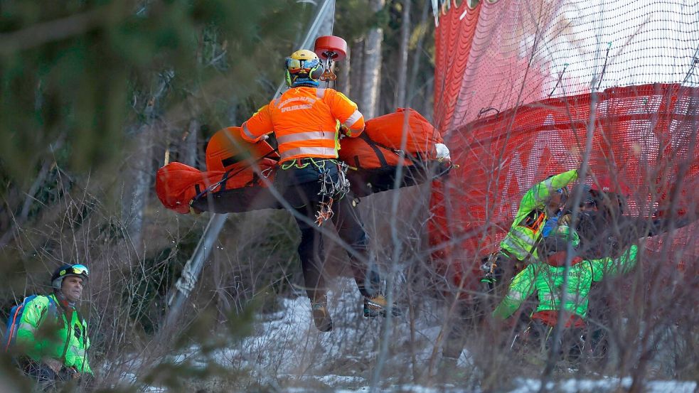 Der Franzose Cyprien Sarrazin wurde nach seinem Trainingssturz mit dem Hubschrauber abtransportiert. Foto: Alessandro Trovati/AP/dpa