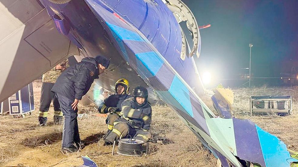 Aserbaidschan spricht vom Einsatz einer Waffe gegen das abgestützte Passagierflugzeug. (Archivbild) Foto: Uncredited/Kazakhstan’s Emergency Ministry/AP/dpa