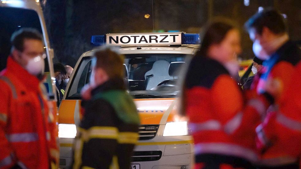 Rettungskräfte, die an den Ort eines Geschehens eilen, werden teils zur Zielscheibe. (Archivbild) Foto: Jonas Walzberg/dpa