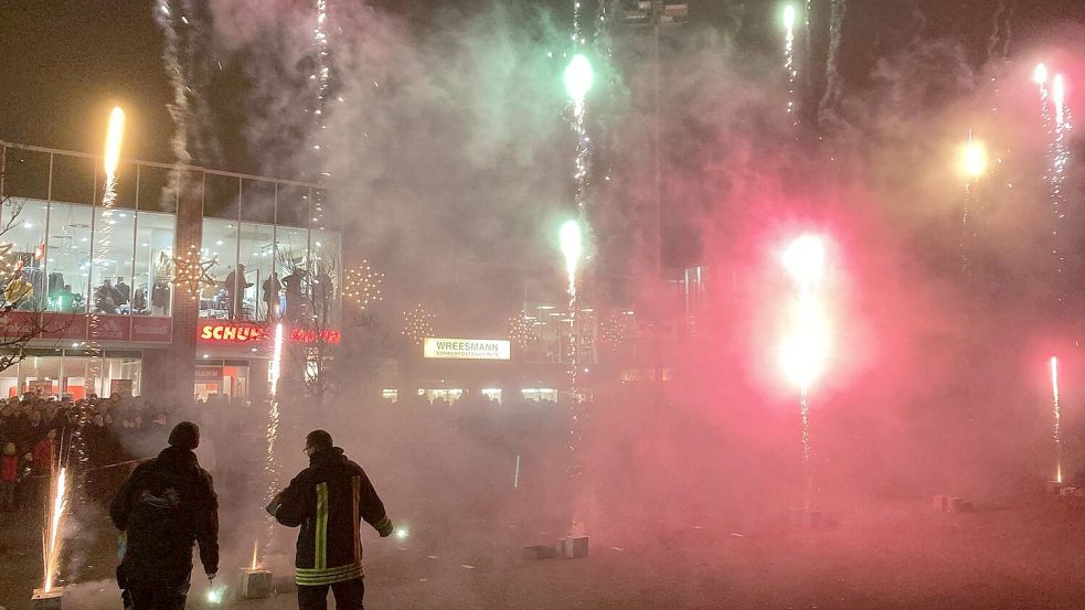 In Ostrhauderfehn findet auf dem Wreesmann-Parkplatz die große Feuerwerks-Vorführung statt. Fotos: Lohmann