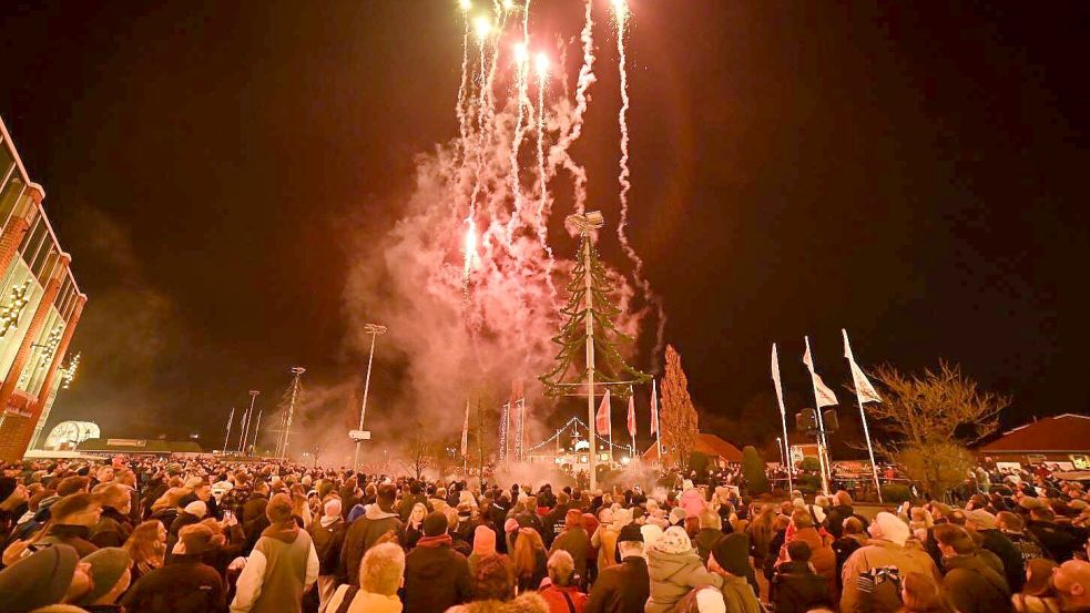 Im vergangenen Jahr sahen sich rund 1500 Menschen die Feuerwerks-Vorführung vor dem Kaufhaus Wreesmann in Ostrhauderfehn an. Dort wird die neueste Pyro-Technik präsentiert. Die Show endet mit einem Höhenfeuerwerk. Dieses Jahr findet die Vorführung am Freitag, 27. Dezember, ab 18 Uhr statt. Archivfoto: Lohmann