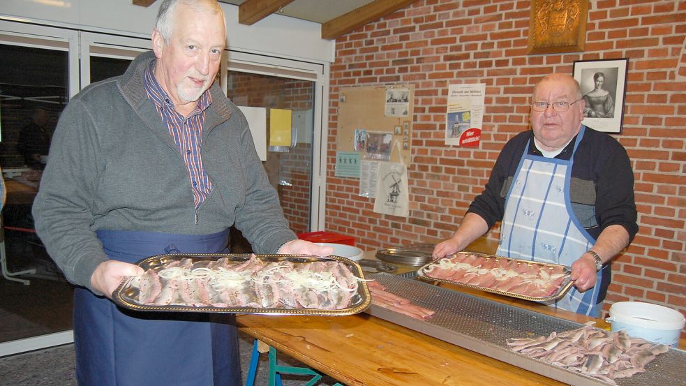 Auch in diesem Jahr lädt der Möhlenkring Idafehn wieder zum Heringseten tüsken de Jahren in die Mühle nach Idafehn ein. Serviert werden die Matjes in verschiedenen Varianten pur, auf Schwarzbrot oder mit Bratkartoffeln. Es gibt sie auch zum Mitnehmen. Archivfoto: Zein