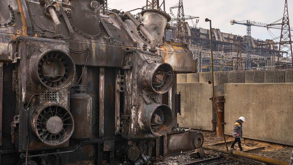 Die Stromversorgung in der Ukraine ist eines der Hauptziele russischer Raketen- und Drohnenangriffe. (Archivbild) Foto: Evgeniy Maloletka/AP