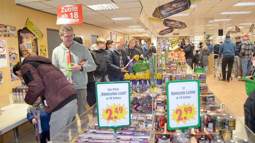 Ab 7 Uhr war Wreesmann in Ostrhauderfehn am Sonnabend geöffnet, um Silvesterfeuerwerk zu verkaufen - im Modegeschäft ebenso wie im benachbarten Aktionshaus. Viele Leute deckten sich für den Jahreswechsel mit Krachern und Leuchtfeuer ein. Foto: Fertig