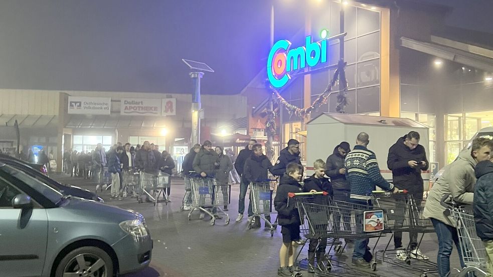 Tausende Menschen deckten sich beim Verkaufsstart am Samstag in Bunde mit Feuerwerk für den Jahreswechsel ein. Foto: Buntjer