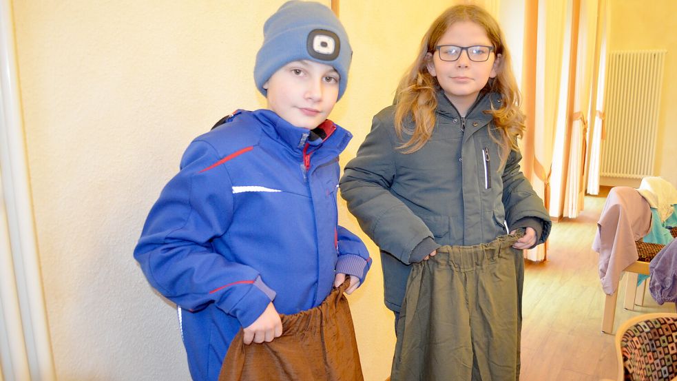 Der zehnjährige Hannes Wessels (links) und sein gleichaltriger Kumpel Tim Tütjer entschieden sich, in welchem Kostüm sie als Sternsinger gehen. Foto: Fertig