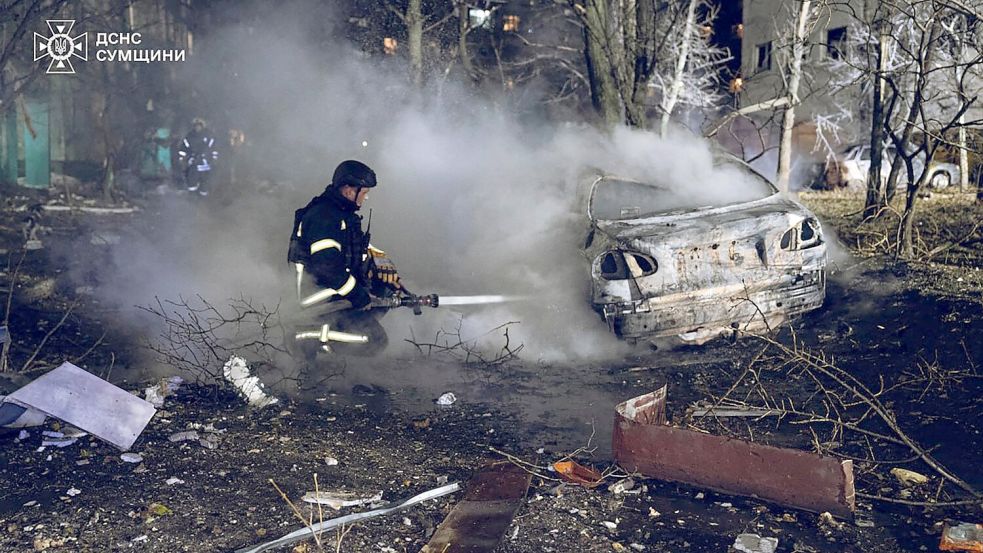 Russische Angriffe auf Ukraine richten schwere Schäden an. (Archivbild) Foto: Uncredited/Ukrainian Emergency Service/dpa