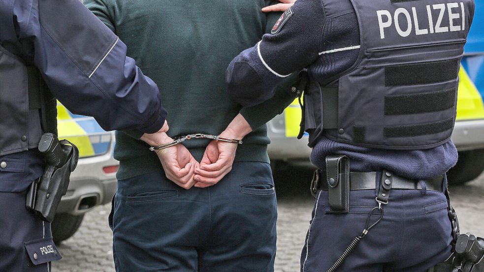 Die Polizei konnte am Bremer Hauptbahnhof einen Mann festsetzen, der zuvor mit Gewalt gedroht hatte. Foto: Rene Traut/Imago