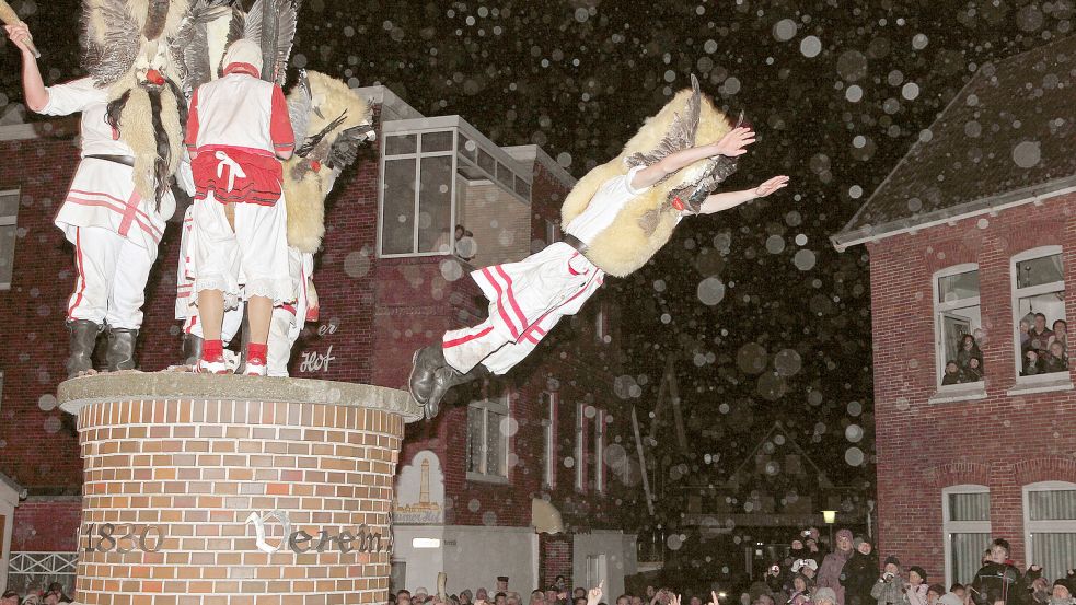 Zum Klaasohm-Brauch gehört auch der Sprung von einer Litfaßsäule. Foto: dpa/Grigoleit