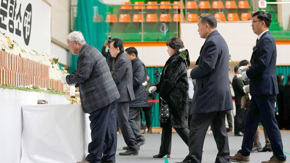 Viele Menschen trauerten am Flughafen um ihre verstorbenen Angehörigen. Foto: Ahn Young-joon/AP/dpa