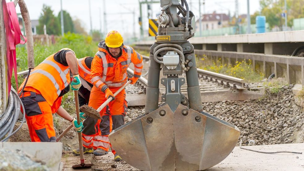 Schienen, Weichen, Stellwerke: Die Bahn hat in diesem Jahr so viel gebaut wie lange nicht. (Archivbild) Foto: Andreas Arnold/dpa