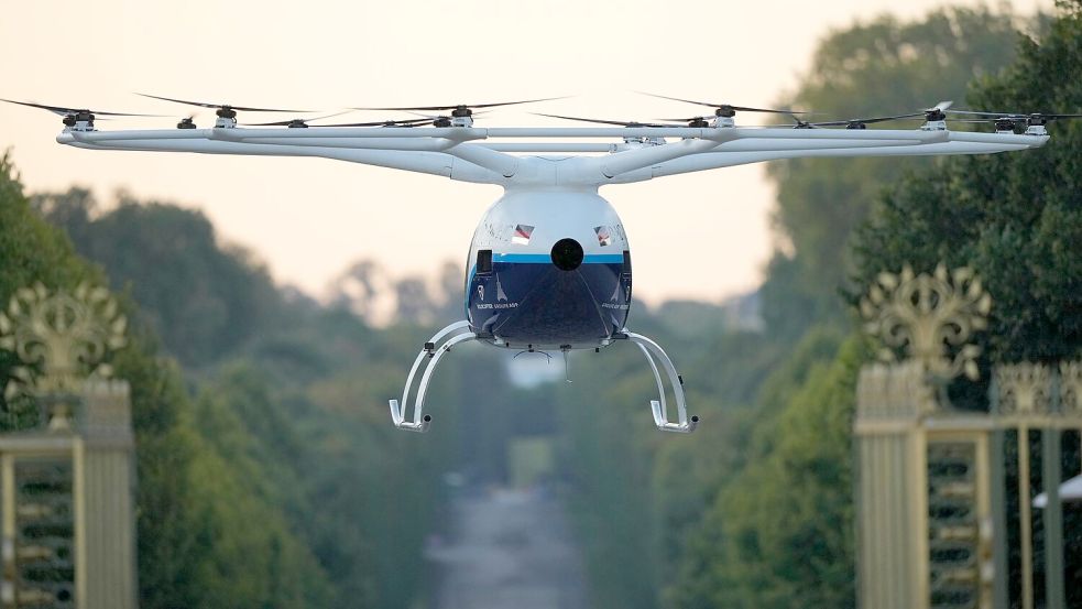 Eigentlich wollte Volocopter schon im Sommer zu den Olympischen Spielen Passagiere befördern. Nun hat das Unternehmen ganz andere Sorgen. (Archivbild) Foto: Mosa’ab Elshamy/AP/dpa