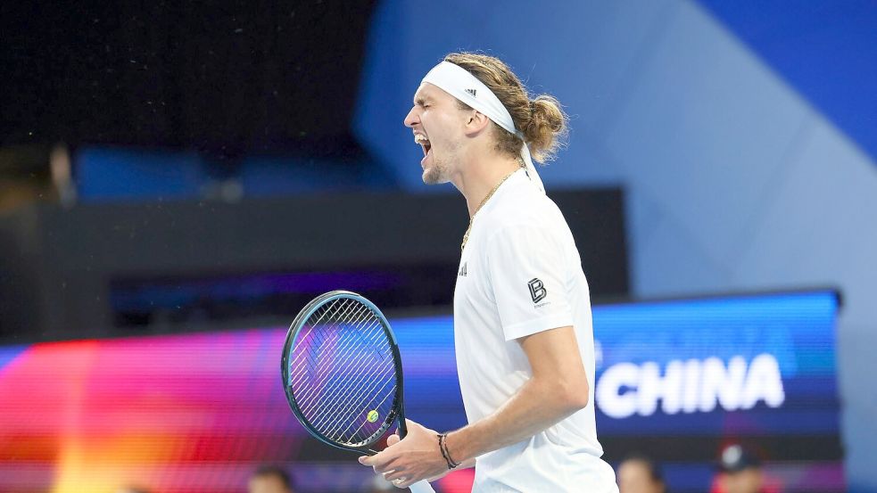 Alexander Zverev feiert den Viertelfinaleinzug. Foto: Trevor Collens/AP/dpa