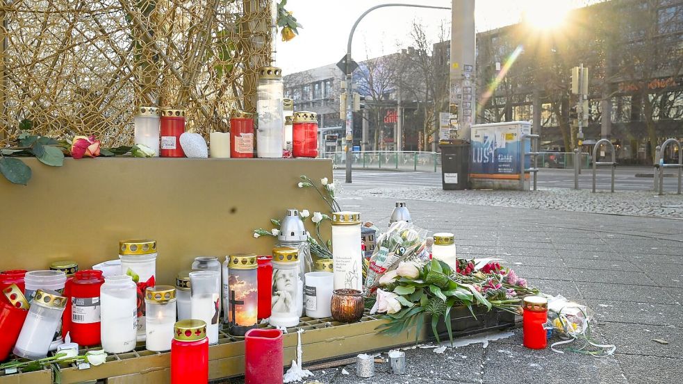 Magdeburg: Blumen und Lichter in Gedenken an die Opfer des Anschlags Foto: Heiko Rebsch/dpa