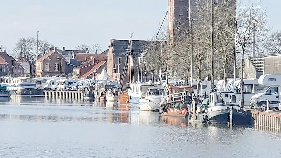 Nicht nur im Sommer stehen die Wohnmobile direkt an der Kaimauer dicht an dicht am Hafen von Weener. Foto: Gettkowski/Archiv