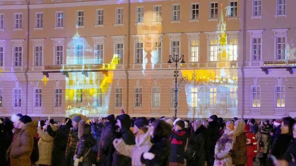 Landesweit verfolgen Menschen an Silvester die Neujahrsrede des russischen Präsidenten (Archivbild). Foto: Dmitri Lovetsky/AP