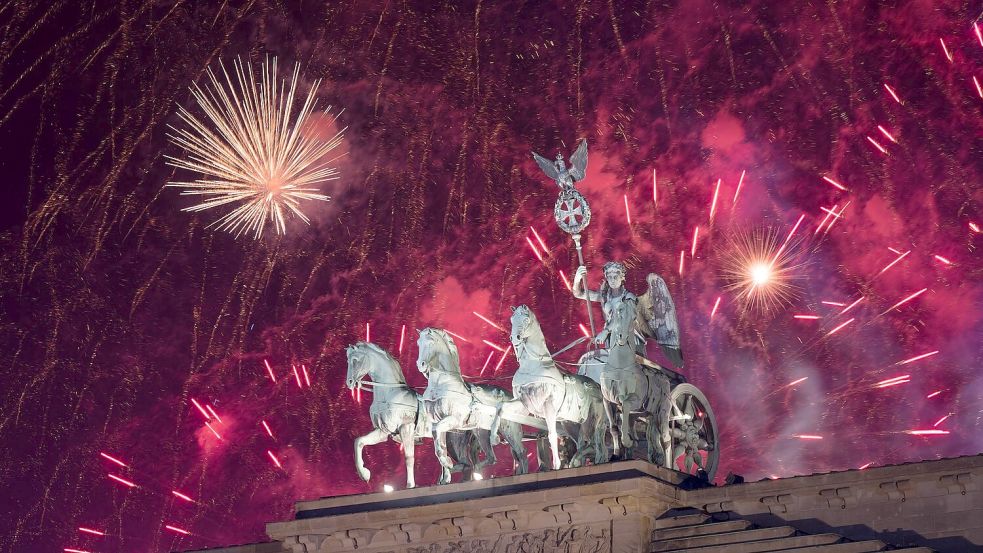 Feuerwerk zum Jahreswechsel 2023/24 am Brandenburger Tor in Berlin. (Archivbild) Foto: Sebastian Christoph Gollnow/dpa