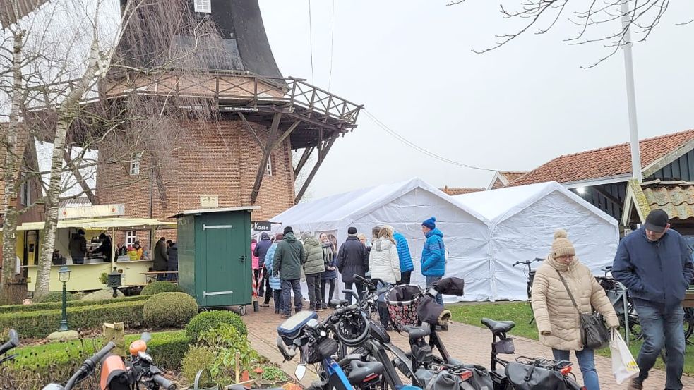 Noch bis 14 Uhr lädt der Möhlenkring Rhaude-Holte an diesem Dienstag zum traditionellen Speckendickenessen bei der Mühle ein. Foto: Meyerhoff